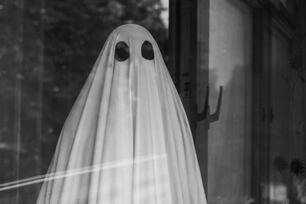 Triste Fantôme Drap Blanc Devant Fenêtre Une Maison Abandonnée Photo — Photo