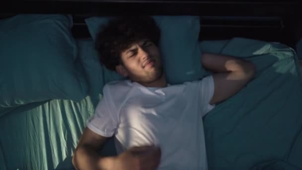 Gereizter Junger Mann Der Nachts Bett Liegt Schlaflosigkeit Leidet Seinen — Stockvideo