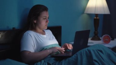 Dizüstü bilgisayarı olan genç bir kadın geceleri yatakta yatıyor. Serbest çalışan biri fazla mesai yapıyor. Teknoloji, internet, iletişim ve insan kavramı
