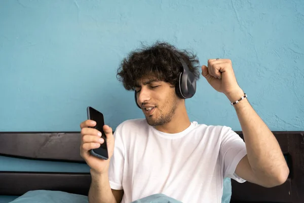 Fiatal Boldog Férfi Reggel Arra Ébred Hogy Zenét Hallgat Fejhallgatóban — Stock Fotó