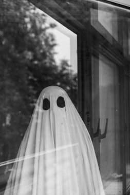 Terk edilmiş evde hayalet var. Cadılar Bayramı konsepti Siyah ve beyaz. Boşluğu kopyala
