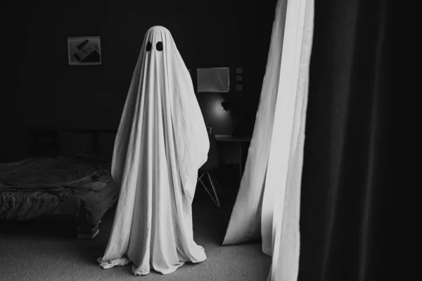Чорно Біле Фото Привида Вкрите Білим Листом Привида Кімнаті Вдома — стокове фото