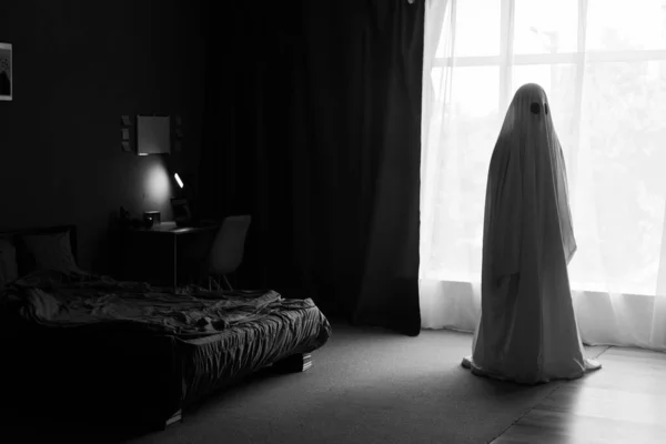 卧室里窗户里鬼魂的轮廓 恐怖的一幕万圣节的概念 复制空间 — 图库照片