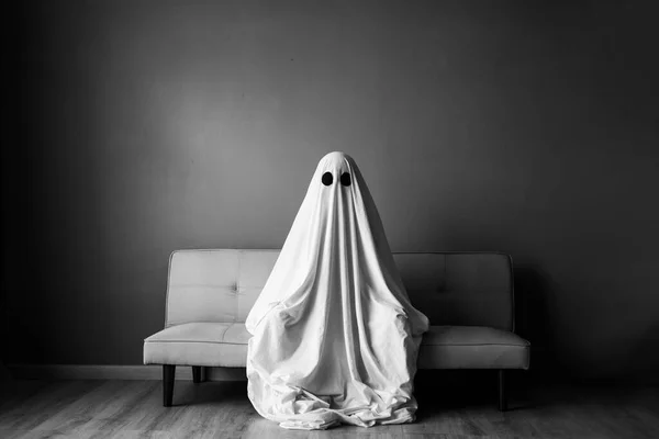 Fantasma Cubierto Con Una Sábana Blanca Fantasma Sofá Sala Estar —  Fotos de Stock