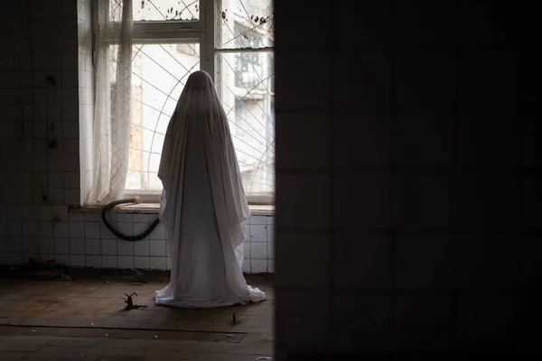 Fantasma Hombre Asustadizo Usando Sábana Blanca Horror Del Edificio Abandonado — Foto de Stock