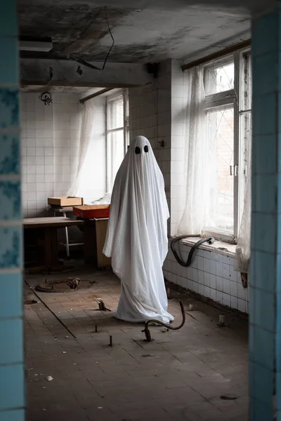 Hombre Usa Disfraz Fantasma Hecho Una Sábana Edificio Abandonado Desafío — Foto de Stock