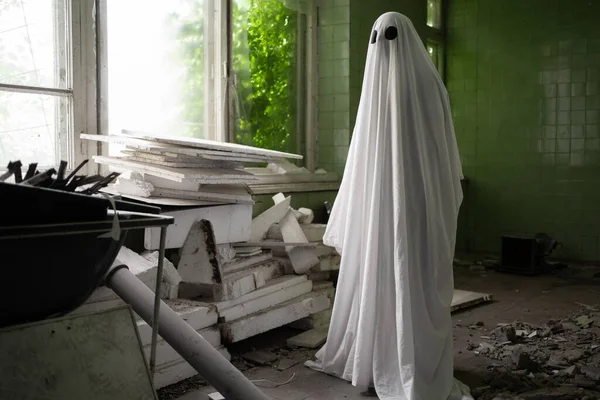 鬼怪在废弃的破房子里恐怖的精神场景 神圣的概念之间 复制空间 — 图库照片