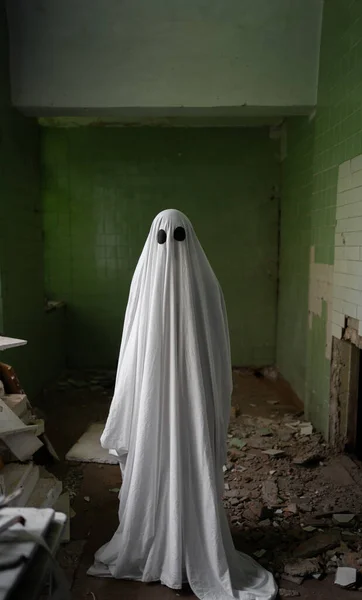 Witte Spookachtige Figuur Verlaten Verwoeste Gebouw Spookhuis Interieur Halloween Sfeer — Stockfoto