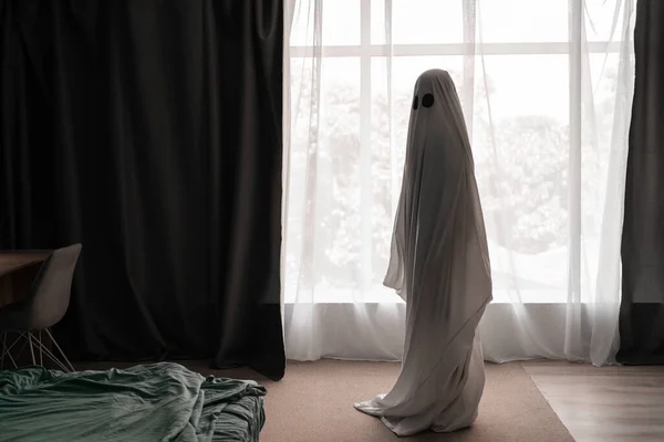 Conceito Halloween Fantasma Lençol Branco Sala Pessoa Disfarçada Halloween Espaço — Fotografia de Stock