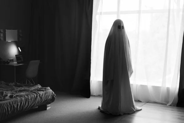在卧室里的鬼魂恐怖的场景 恐怖的精神 神圣的概念 复制空间 — 图库照片