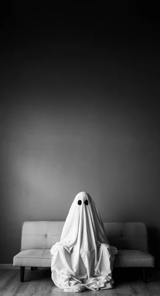 Foto Blanco Negro Fantasma Sentado Sofá Casa Retrato Fantasma Amable —  Fotos de Stock