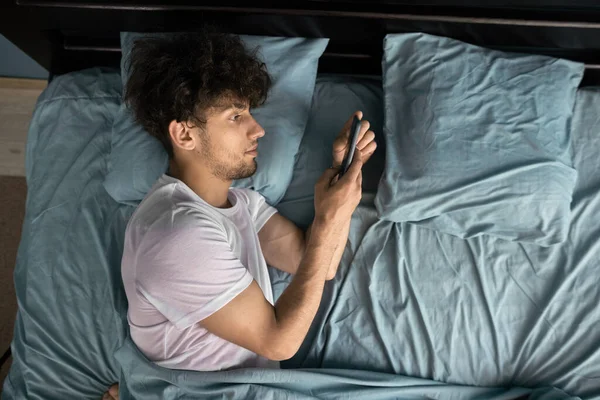 Internetverslaving Mobiel Misbruik Man Bed Chatten Maakt Gebruik Van Smartphone — Stockfoto