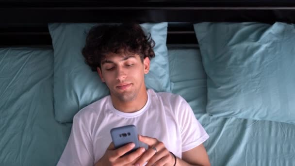 Кровать Телефон Домашней Спальне Социальных Сетей Человек Использует Смартфон Текстовые — стоковое видео