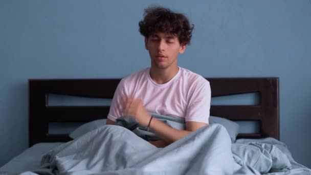 Śpiący Facet Leżący Łóżku Ciężko Się Obudzić Wcześnie Rano Człowiek — Wideo stockowe