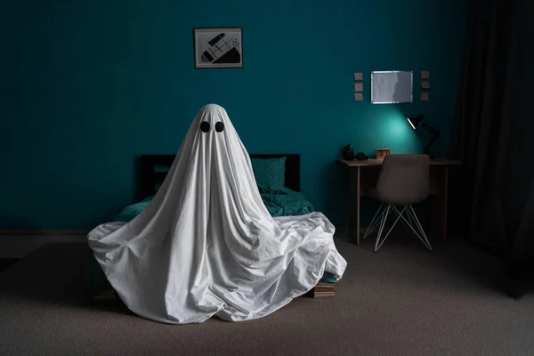 Fantasma Blanco Sentado Cama Dormitorio Concepto Halloween Lugar Para Texto — Foto de Stock