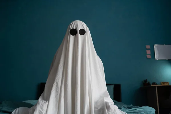 Fantasma Sentado Cama Casa Cerca Concepto Halloween Hombre Una Sábana —  Fotos de Stock
