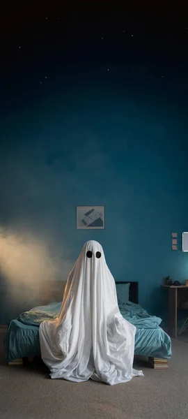 Homem Disfarçado Fantasma Feito Lençol Sentado Cama Numa Casa Nova — Fotografia de Stock