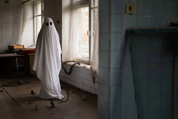 Fantasma Sábana Blanca Camina Clínica Arruinada Abandonada Concepto Halloween — Foto de Stock