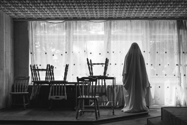 废弃的房子里 白纸上的鬼魂 可怕的精神场景 概念之间的夹缝 黑白照片 — 图库照片