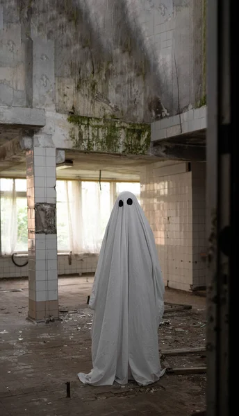 Fantasma Una Sábana Blanca Caminando Través Edificio Abandonado Copiar Espacio —  Fotos de Stock