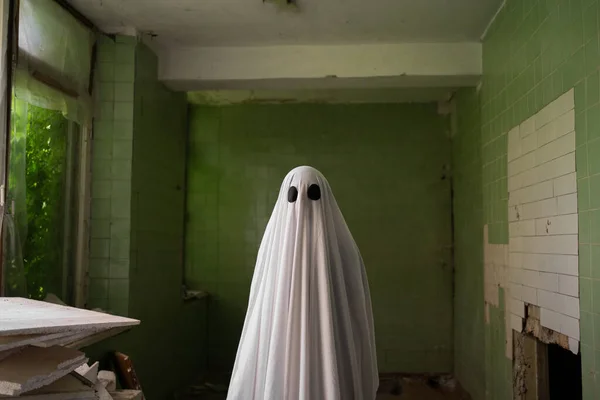 Fantasma Una Sábana Blanca Encuentra Edificio Abandonado Contra Una Pared —  Fotos de Stock