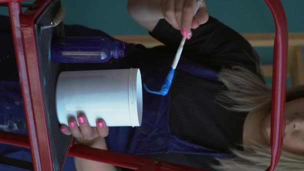Artista Feminina Misturando Tinta Com Tinta Frasco Plástico Preparando Para — Vídeo de Stock