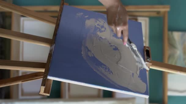 年轻的女画家在她的创意工作室的画布上涂着水沫 垂直录像 — 图库视频影像