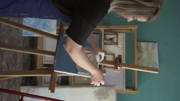 Abstrakt Målning Gipsform Kvinnor Skapar Gips Form Vågor Duk Modern — Stockvideo
