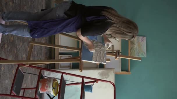 抽象画 石膏の質感 女性は キャンバス上の波の形で石膏を作成します 現代の流行の背景 垂直ビデオ — ストック動画