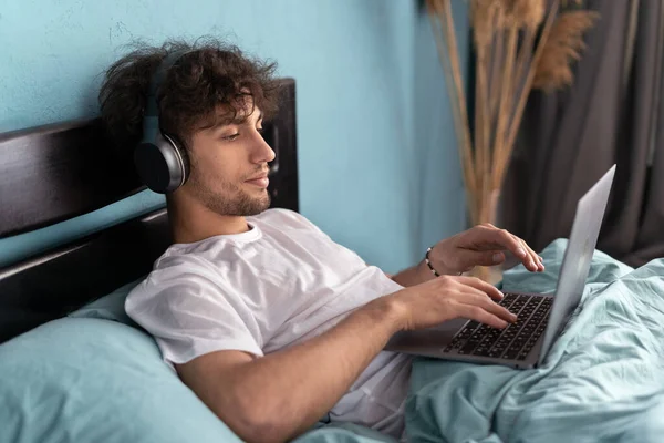 Férfi Streaming Egy Filmet Hálószobában Keresztül Interneten Miközben Nyugodt Boldog — Stock Fotó