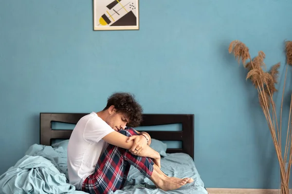 Молодой Человек Страдающий Депрессией Сидит Кровати Обнимая Ноги Проблемы Бессонницы — стоковое фото