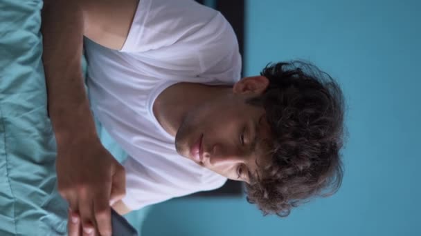 Yorgun Bir Erkek Sabah Uyuduktan Sonra Yatak Odasında Yatarken Esniyor — Stok video