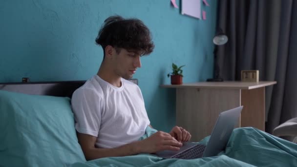 Koncepcja Niezależnej Kariery Arab Korzystający Laptopa Pracującego Domu Łóżku — Wideo stockowe