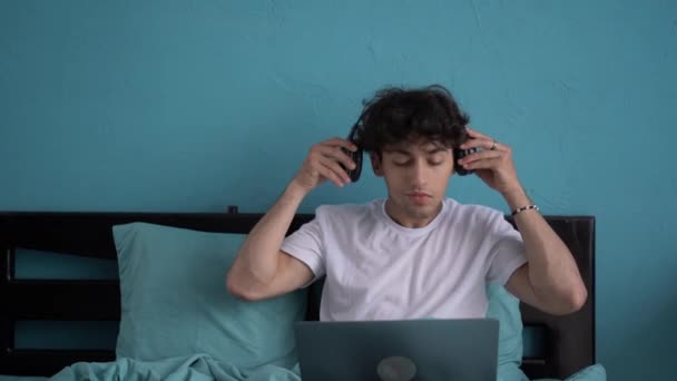Weekendowy Wypoczynek Arab Słuchawkach Słuchający Muzyki Laptopie Relaksujący Się Domu — Wideo stockowe