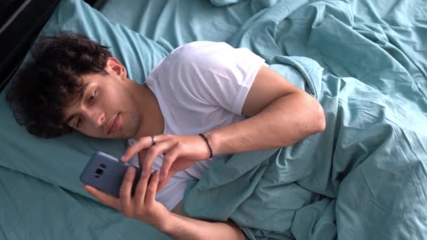 Молодой Арабик Лежащий Постели Утрам Расслабляется Помощью Мобильного Телефона Выходным — стоковое видео