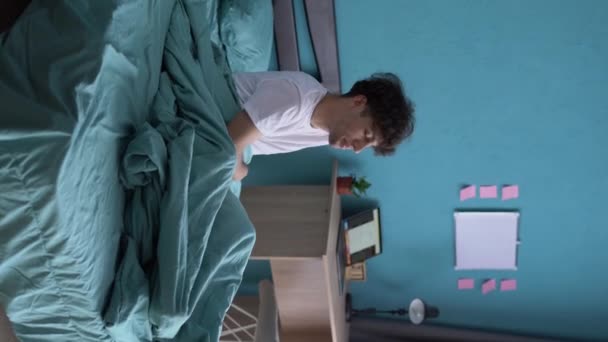 Travail Indépendant Distance Jeune Homme Réveille Matin Assis Tapant Sur — Video