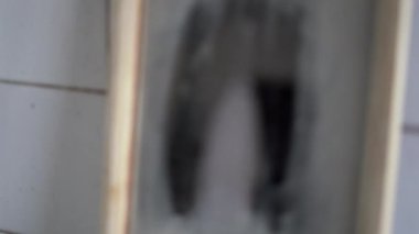 Hayalet aynadaki yansımasına bakar. Terk edilmiş bir evde korkunç bir sahne. Cadılar Bayramı konsepti 4K