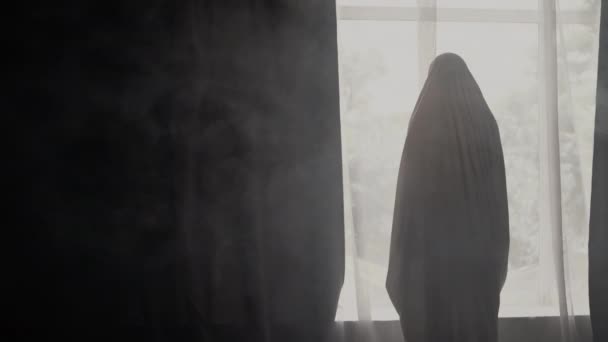Ghost Rummet Står Nära Fönstret Halloween Konceptet — Stockvideo