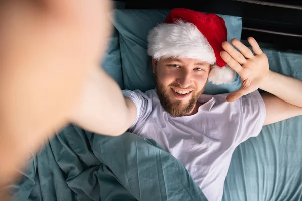 Noel Baba Şapkalı Sakallı Adam Gülümseyerek Elini Beyaz Gömlekli Gösteriyor — Stok fotoğraf