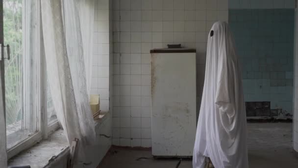 Biały Prześcieradło Opuszczonym Zrujnowanym Domu Szczęśliwego Halloween Koncepcja Dzień — Wideo stockowe
