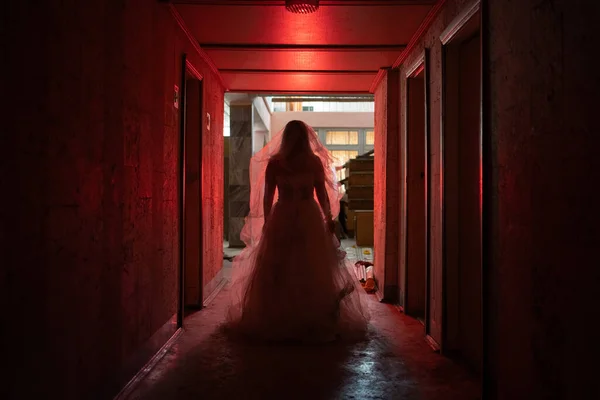 Una Donna Spettrale Abito Sposa Strappato Cammina Lungo Corridoio Buio — Foto Stock