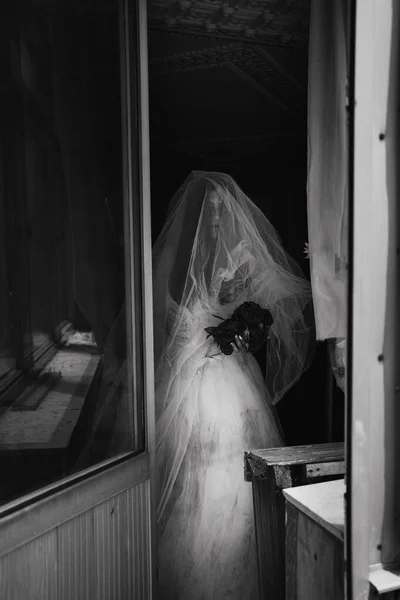 恐惧的夜晚 身穿白色衣服的鬼魂神秘的女人站在门口的废弃的房子里 恐怖的背景笼罩着半身像 复制空间 — 图库照片