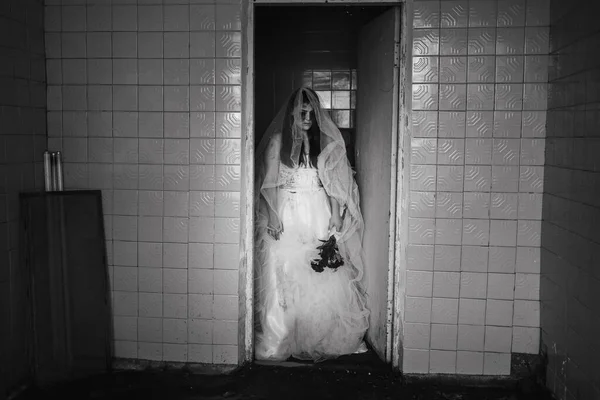 Bruid Spookverhaal Halloween Vrouw Witte Jurk Verlaten Huis Zwart Wit — Stockfoto