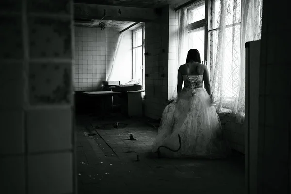 可怕的夜晚 新娘的鬼魂在鬼屋里 神秘的女人穿着白衣站在废弃的大楼里 复制空间 — 图库照片