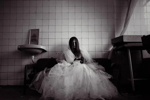 鬼妖怪新娘坐在一张废弃的扶手椅上 万圣节恐怖概念 — 图库照片