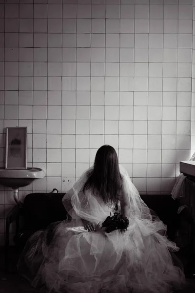 Ανατριχιαστική Μοναχική Νύφη Κάθεται Στοιχειωμένο Εγκαταλελειμμένο Σπίτι Νύχτα Τρομακτικό Υπόβαθρο — Φωτογραφία Αρχείου