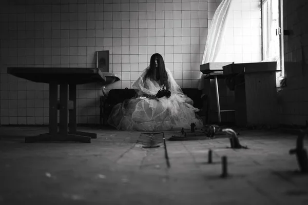 一个可怕的新娘在被遗弃的房子里的恐怖场景 恐怖的概念之间的隔阂 — 图库照片