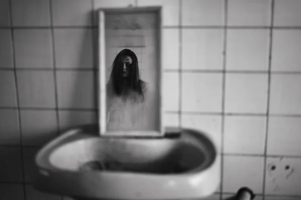 Escena Película Terror Con Una Cara Espeluznante Espejo Novia Muerta —  Fotos de Stock