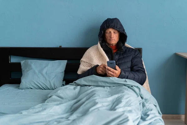 Homem Idoso Doente Com Telefone Sentir Frio Coberto Com Cobertor — Fotografia de Stock
