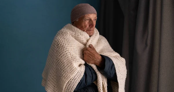 老人は家の暖房のトラブルで寒さを感じている 中央加熱問題やインフルエンザの概念はありません スペースのコピー — ストック写真